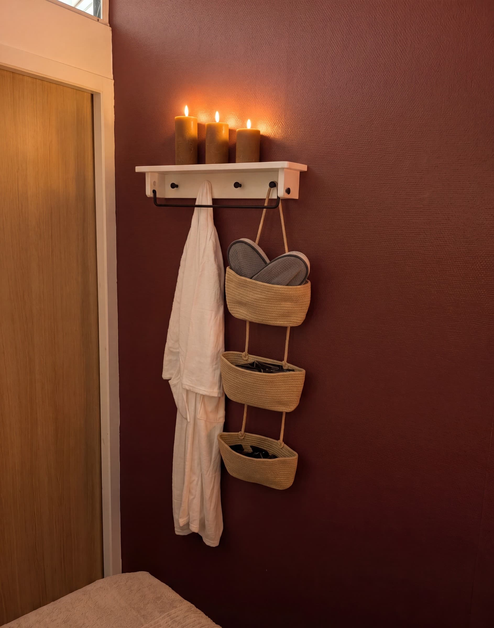 Peignoir et chaussons à disposition dans la cabine bien-être de Bordeaux