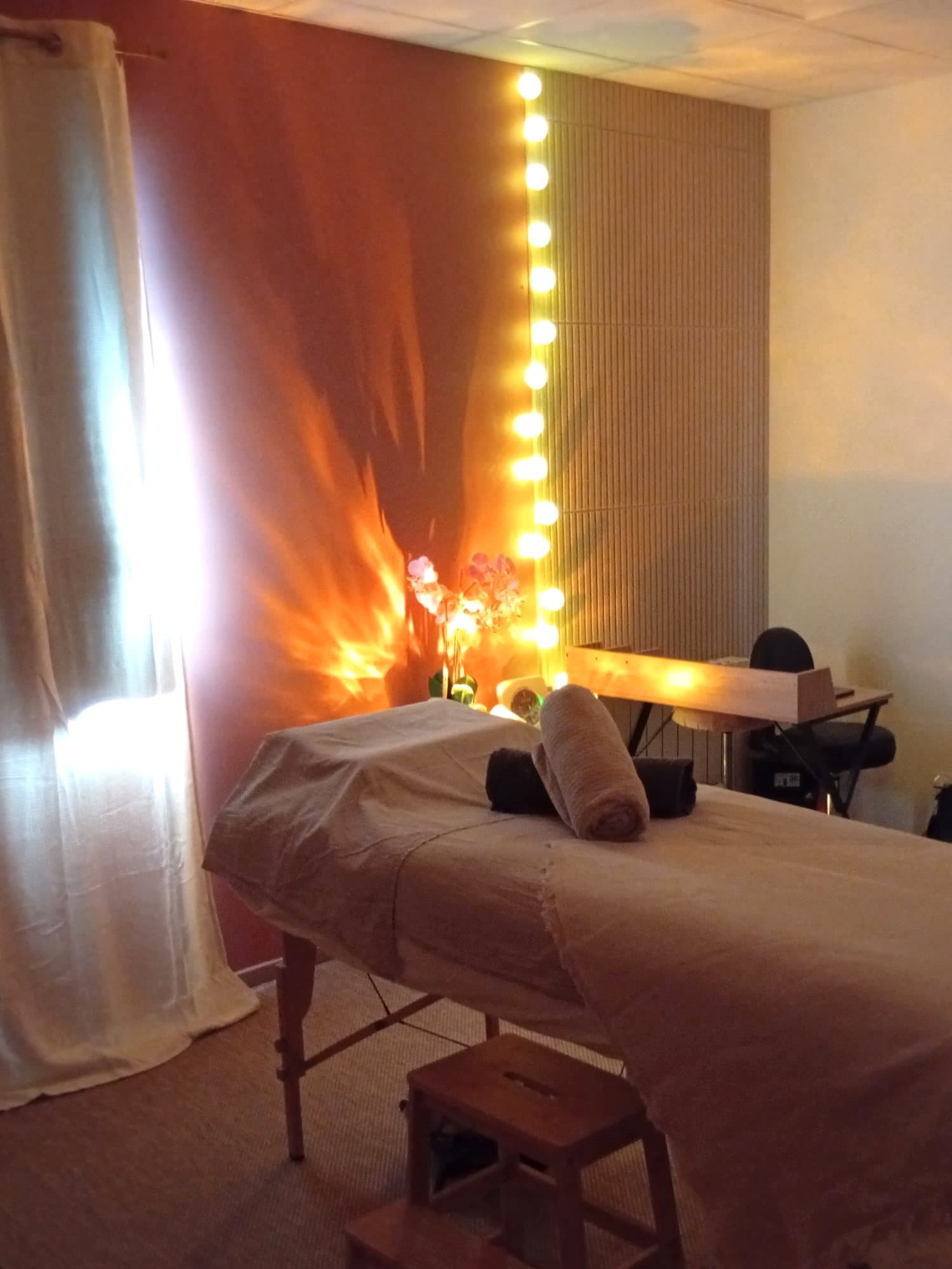 Cabine de Grand Fougeray en lumière tamisée, où se déroulent les rituels Head Spa Ayurvédique