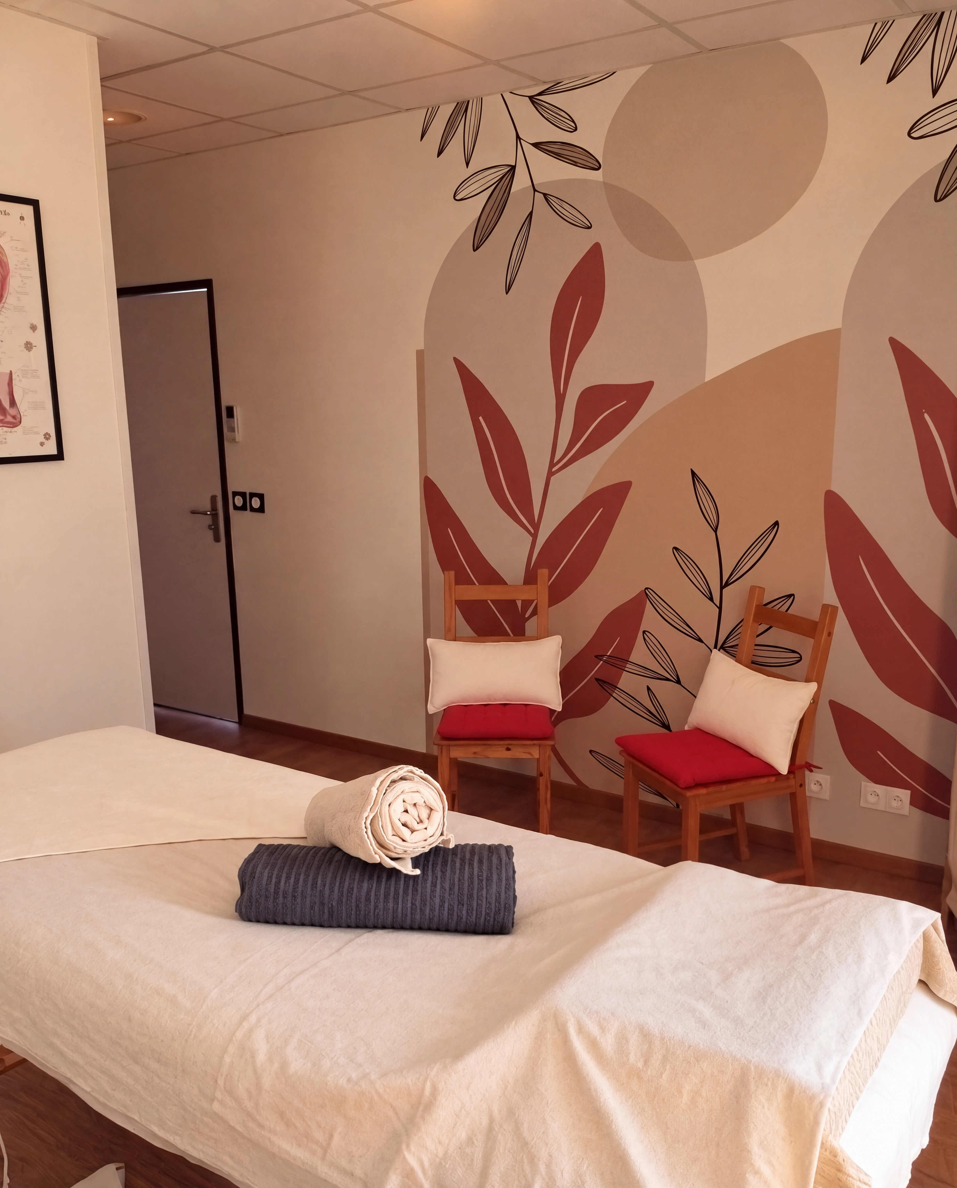 Cabine de soin de Syl'Vie Bien-Être au Pôle de Santé de Grand Fougeray, table de massage et fresque végétale
